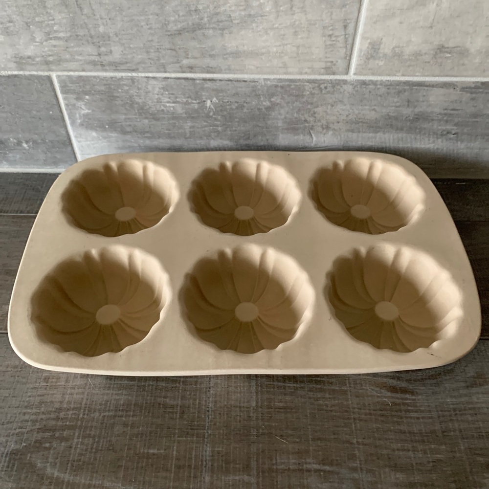 Pampered Chef Mini Fluted Pan Family Heritage 6 Mini Cake Stoneware
